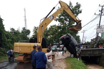 Damkar Bandarlampung sebut seorang selamat dalam insiden mobil terobos arus