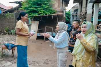 Ketua TP PKK Lampung salurkan bantuan kepada korban banjir