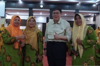 Legislator Alex Indra Lukman ajak kader Aisyiah dalami sawah bapokok murah