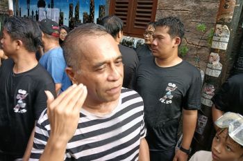 Samuel Wattimena pun ikut basah-basahan di "Gebyuran Bustaman"