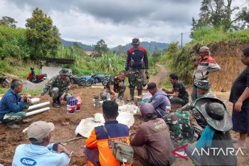 TNI dan warga bekerjasama pemadatan jalan TMMD Ke-123 Kodim 0304/Agam