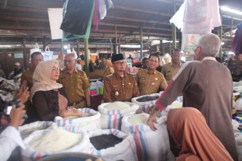 Pemkot Bukittinggi ke pasar pantau ketersediaan bahan pokok