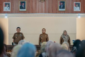 Bupati Lampung Barat instruksikan agar SMA dan SMK tidak tahan ijazah siswa