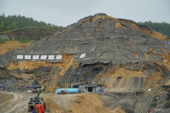Dinding beton penguat tebing Bendungan Bagong Trenggalek ambrol