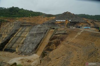 Dinding tebing Bendungan Bagong Trenggalek ambrol