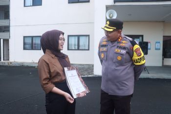 Polres Lamsel beri penghargaan ke mahasiswi yang gagalkan aksi curas
