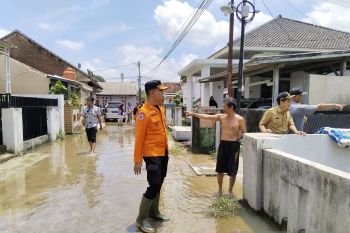 BPBD Lampung Selatan bantu warga bersihkan rumah dari sisa lumpur akibat banjir