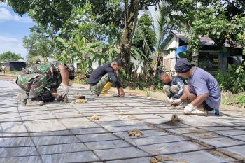 Satgas TMMD 123 Kodim Tarakan Bersama Warga Rangkai Besi Cor Semenisasi Jalan