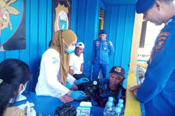 Polairud sediakan klinik terapung cek kesehatan gratis masyarakat pesisir Pulau Bacan