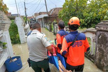 BPBD Jatim bantu evakuasi warga korban banjir Gresik