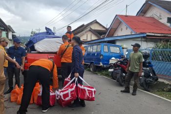 Dinsos Lampung distribusikan bantuan bagi korban banjir Bandarlampung di dua titik