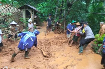 Rumah warga Pacitan diterjang longsor