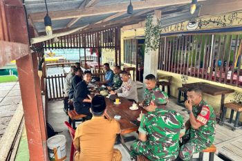 Personel TNI dan Polri di Lingga jaga sinergi dengan "ngopi bareng"