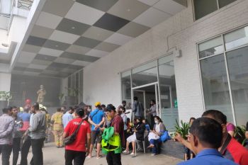 Petugas sisir hotel yang terbakar di Glodok untuk evakuasi korban terjebak