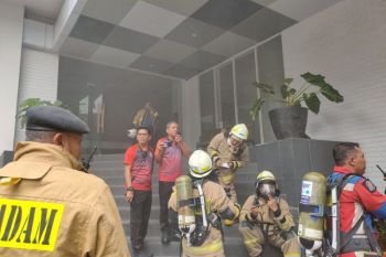 Asap masih mengepul dari dalam hotel di Glodok