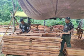 Satgas TMMD Kodim 1708 Biak selesaikan pembuatan pintu-jendela rumah