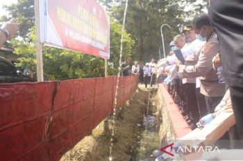 Polres Jayawijaya musnahkan minuman beralkohol dan sajam jelang Ramadhan