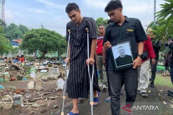 Bonek dan eks pemain Persebaya iringi pemakaman Bejo Sugiantoro