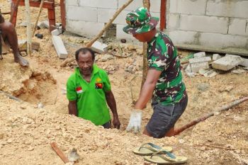 Satgas TMMD ke-123 Kodim 1708 bangun septic tank rumah warga Kampung Kbusdori