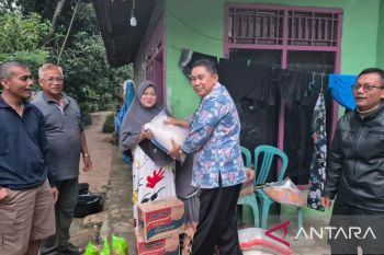 Dinas Sosial Kabupaten Solok serahkan bantuan untuk korban banjir