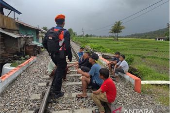 KAI Sumbar imbau masyarakat jangan ngabuburit di jalur KA