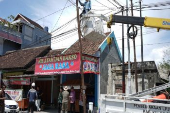 Diskominfo Kulon Progo tertibkan tiang optik yang mengganggu lalu lintas