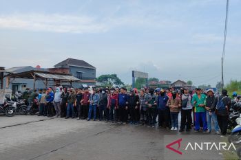 Sejumlah warga hadang eksekusi lahan di Tambak Oso Sidoarjo