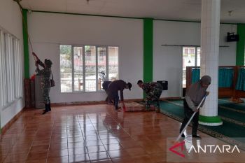 Jelang Ramadan, Satgas TMMD bersama warga bersihkan masjid