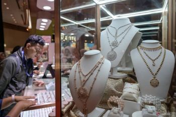 Harga emas Antam pada Senin kembali merosot