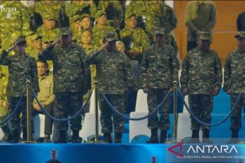 Presiden, SBY, Jokowi hingga Puan saksikan defile parade senja di Akmil