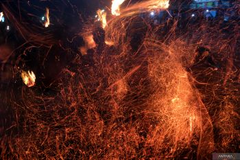 Tradisi Perang Api di Bali