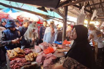 Pedagang mengharapkan harga daging ayam diturunkan
