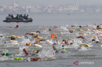 Lomba renang laut Pasmar 2 di Pantai Kenjeran