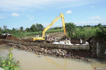 Perbaikan tangggul rusak pascabanjir bandang