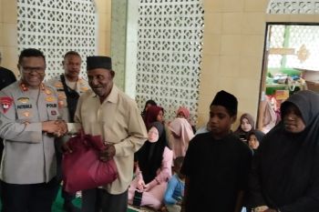 Kapolda bagikan 100 paket bapok untuk warga muslim Wamena di Jayapura