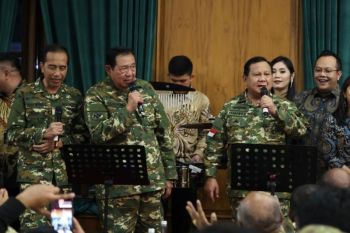 Presiden Prabowo, Jokowi, dan SBY kompak bernyanyi di Akmil Magelang