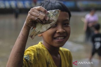 Tradisi tangkap ikan mewarnai kegiatan menyambut Ramadhan di Serang