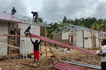 Satgas TMMD Kodim 1708 Biak pasang atap rumah warga Kampung Kbusdori