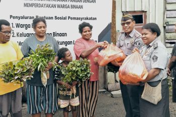 Lapas Kelas IIB Timika salurkan bantuan sosial ke warga binaan