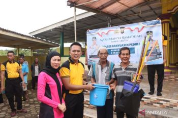 Polres Banyuasin bagikan sembako dan alat untuk bersihkan masjid saat Ramadhan