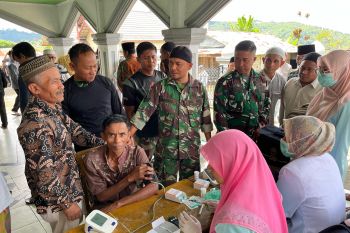 Satgas TMMD lakukan pendampingan pemeriksaan kesehatan warga