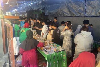 Masyarakat Bali mulai berburu takjil di Kampung Wanasari