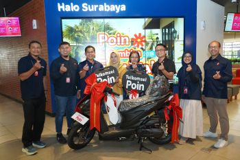 Telkomsel serahkan hadiah program loyalitas pelanggan