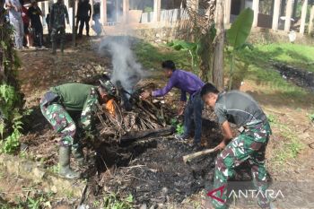 Satgas TMMD Ke-123 Kodim 1004/KTB bersama warga gotong royong