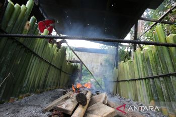 FOTO - Masak lemang bambu untuk Ramadhan