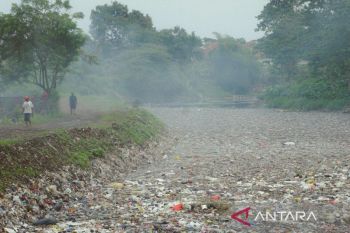 Eyang Memet: Sampah Oxbow Cicukang Mengalir dari Pasar Caringin Bandung