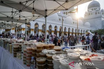 Badan Pengelola Masjid Raya Syeikh Zayed siapkan ribuan paket takjil setiap hari selama Ramadhan