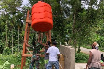 TNI bangun bangun sarana air bersih warga Kampung Kbusdori Biak