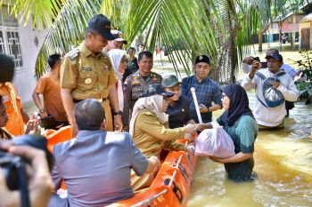 Bupati dan Wakil Bupati Kampar dampingi Gubernur Wahid  serahkan bantuan kemanusian