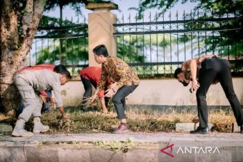 Bupati Dompu pimpin aksi bersih-bersih di lingkungan Pemda